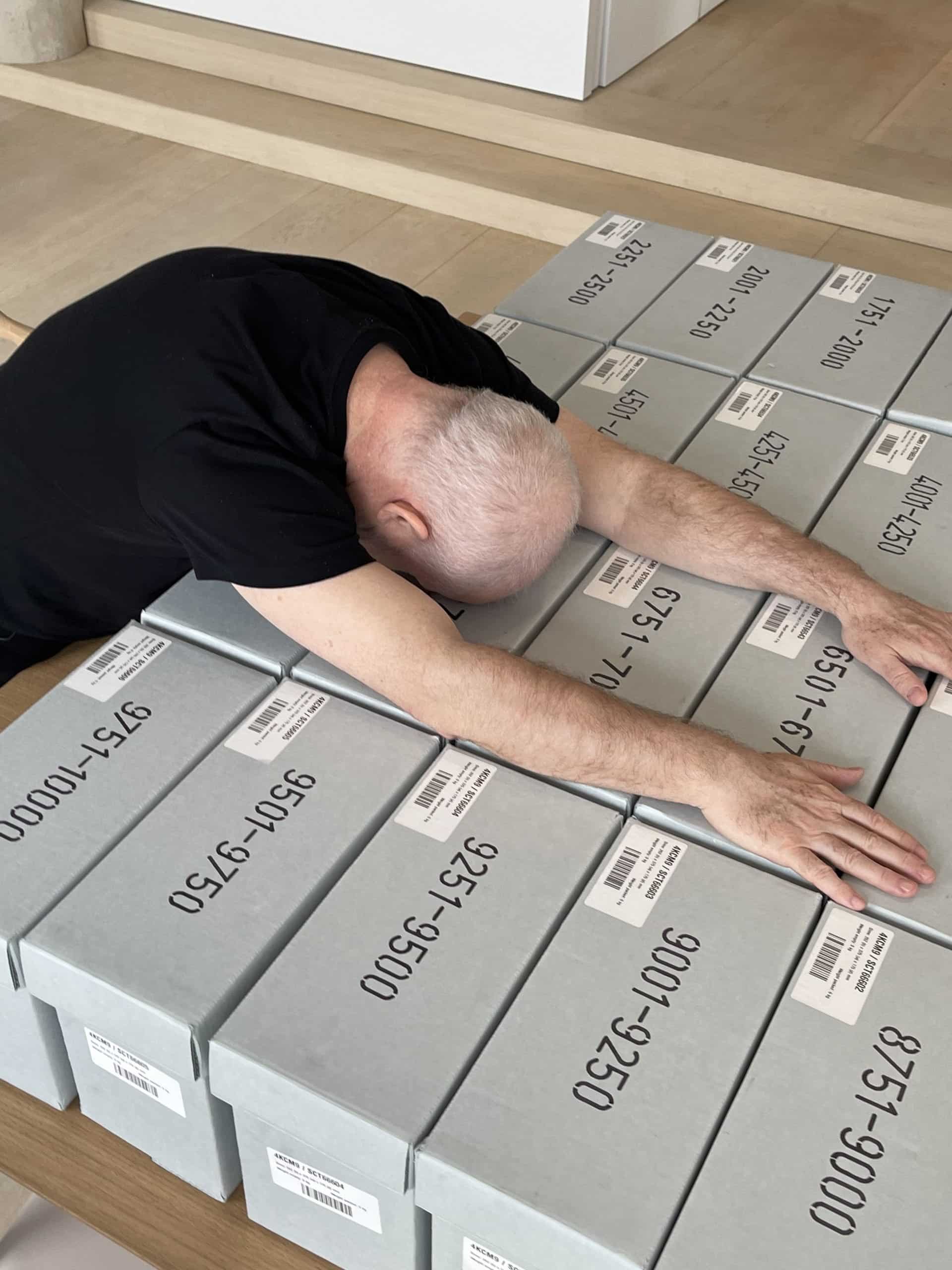 Image de Damien Hirst avec son expérience NFT